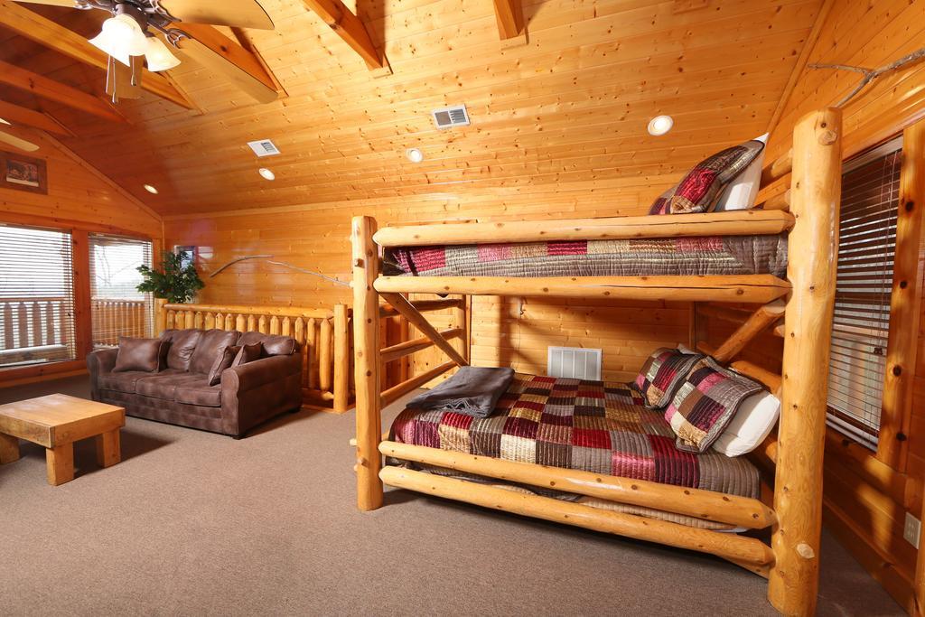 Rising Eagle Lodge - Eight Bedroom Pigeon Forge Bagian luar foto